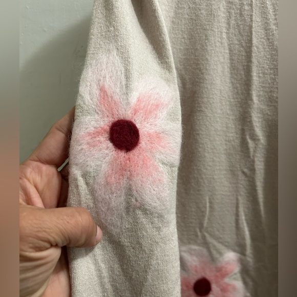 NWOT Aaeda long-sleeve vintage look cardigan sweater with floral appliques XL - Picture 3 of 9